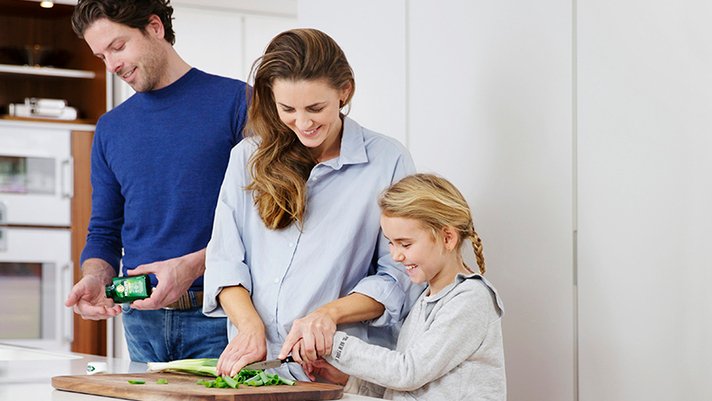 sund familie laver mad i køkkenet og tager Omega-3