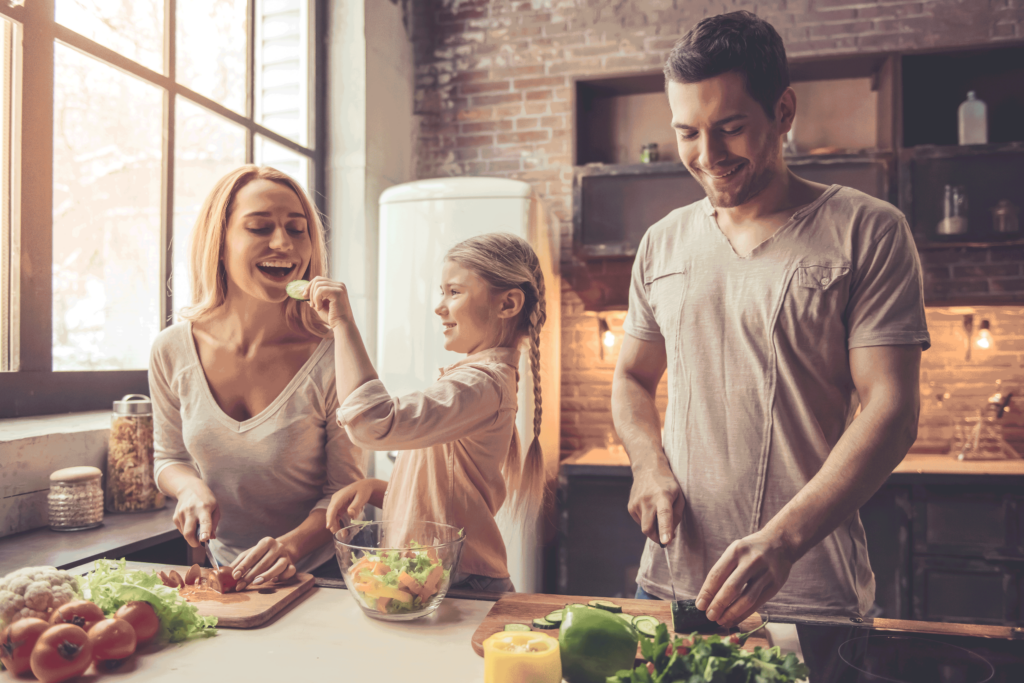 famiglia cucina cibo salutare ricco di vitamine